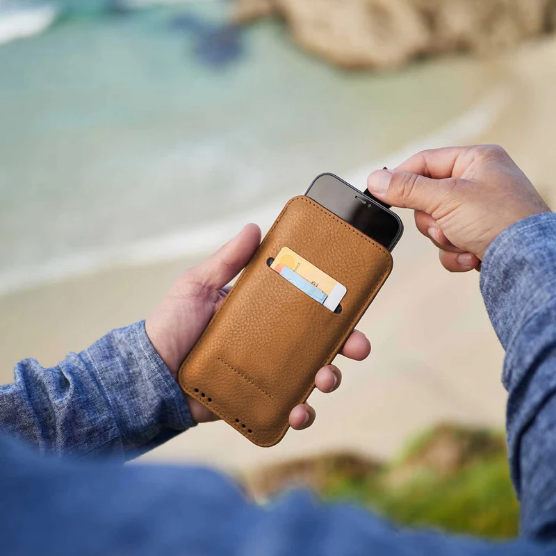 iPhone 18 Pro & 17 Pro Leder Sleeve mit Zuglasche – HEINRICH